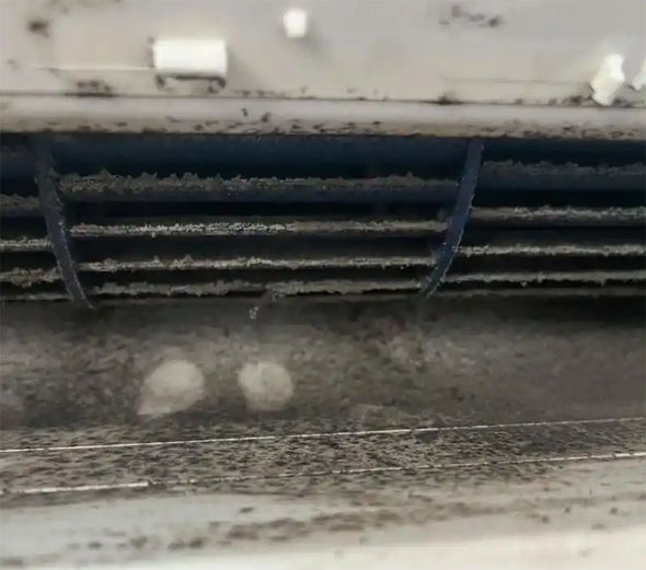 静安空调吹的风有股烧焦味是怎么回事